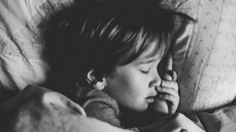 Kan tyngdtäcke till barn hjälpa vid sömnproblem?